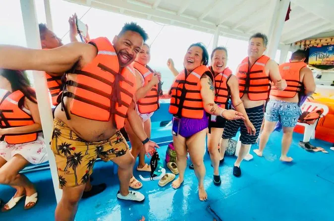 Boracay Island Hopping with Buffet Lunch — Swim with Fish
